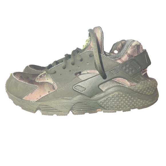 Air Huarache by Nike Green Camo, Size 9 - Picture 6 of 8